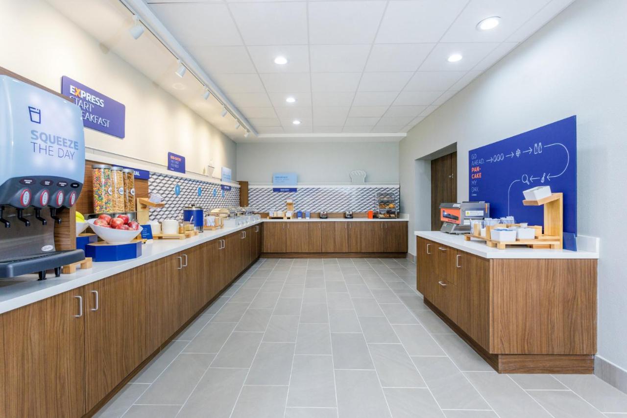 Holiday Inn Express & Suites Tampa Stadium - Airport Area, an IHG Hotel , FL 33607 near Tampa International Airport View Point 19