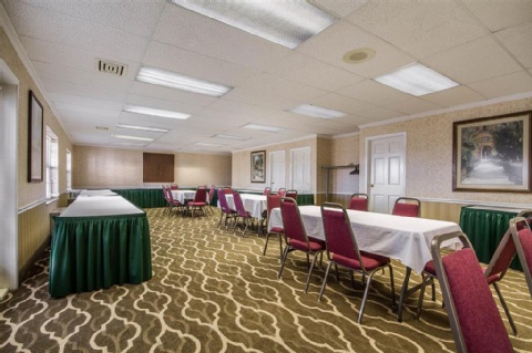 COMFORT SUITES APPLETON AIRPORT , WI 54914 near Appleton International Airport View Point 9