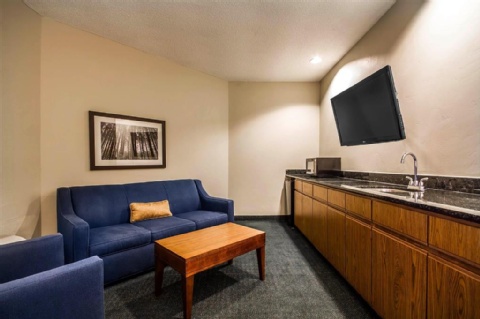 COMFORT SUITES APPLETON AIRPORT , WI 54914 near Appleton International Airport View Point 38