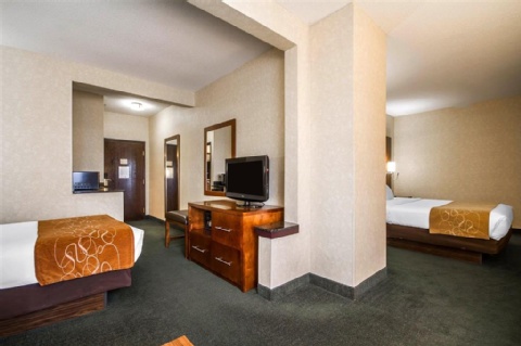 COMFORT SUITES APPLETON AIRPORT , WI 54914 near Appleton International Airport View Point 43