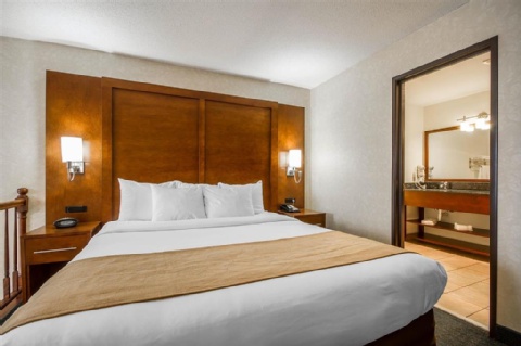 COMFORT SUITES APPLETON AIRPORT , WI 54914 near Appleton International Airport View Point 44