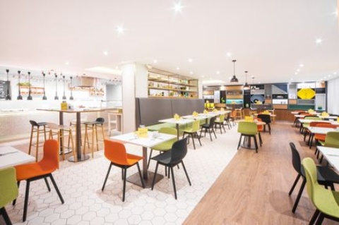 Holiday Inn London - Gatwick Airport ,  RH6 0BA  near Gatwick Airport View Point 19