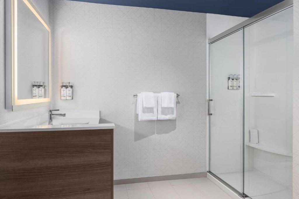 Holiday Inn Express Montreal Airport - St-Laurent by IHG , QC H4S 1C8 near Montreal-Pierre Elliott Trudeau Int. Airport View Point 16