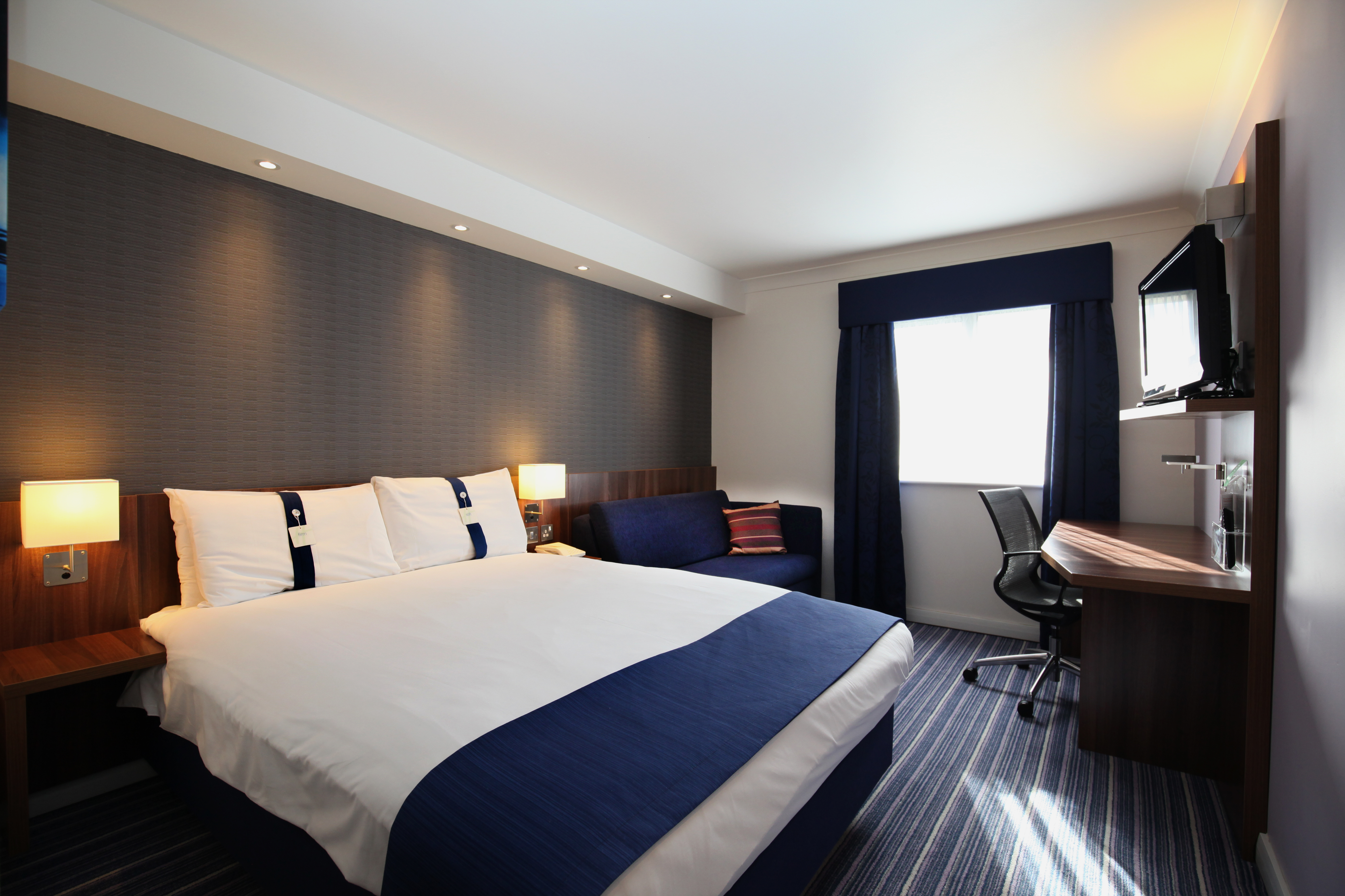 Holiday Inn Express London Gatwick Crawley, an IHG Hotel ,  RH10 1UA near Gatwick Airport View Point 32