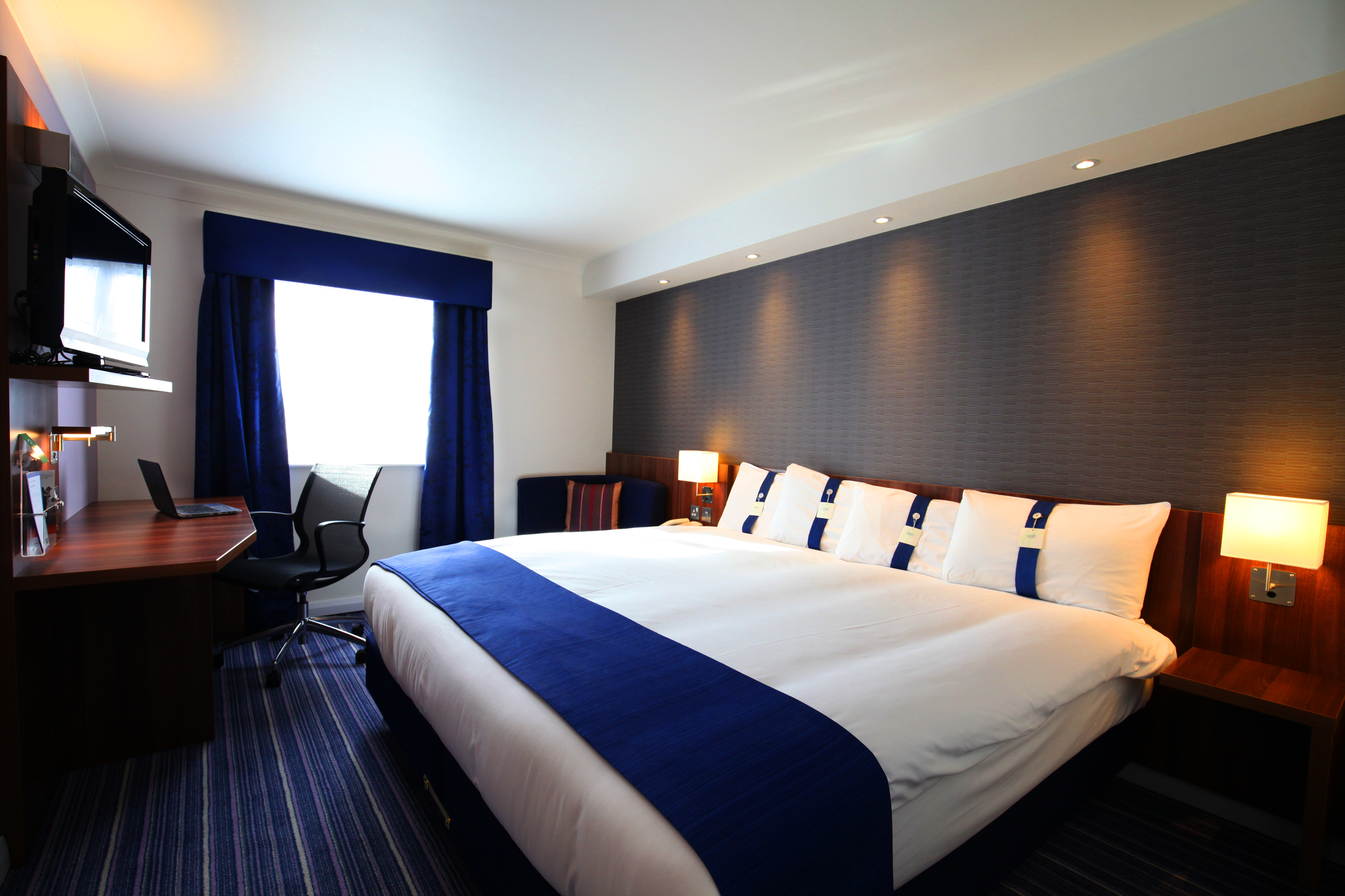 Holiday Inn Express London Gatwick Crawley, an IHG Hotel ,  RH10 1UA near Gatwick Airport View Point 36