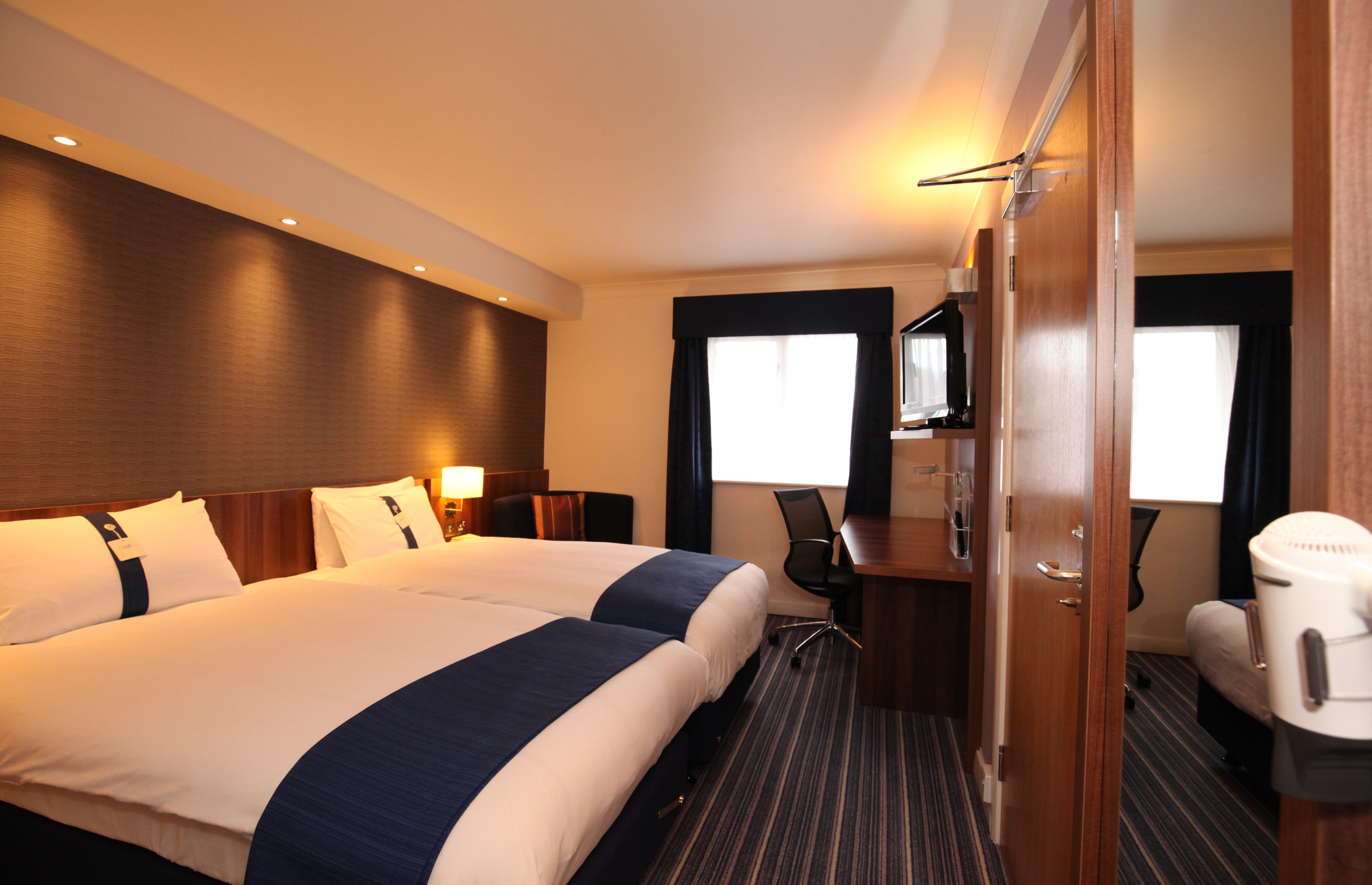 Holiday Inn Express London Gatwick Crawley, an IHG Hotel ,  RH10 1UA near Gatwick Airport View Point 41