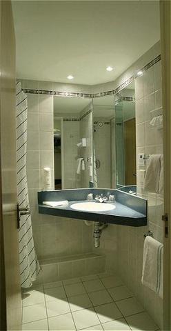 Holiday Inn Express London Gatwick Crawley, an IHG Hotel ,  RH10 1UA near Gatwick Airport View Point 52