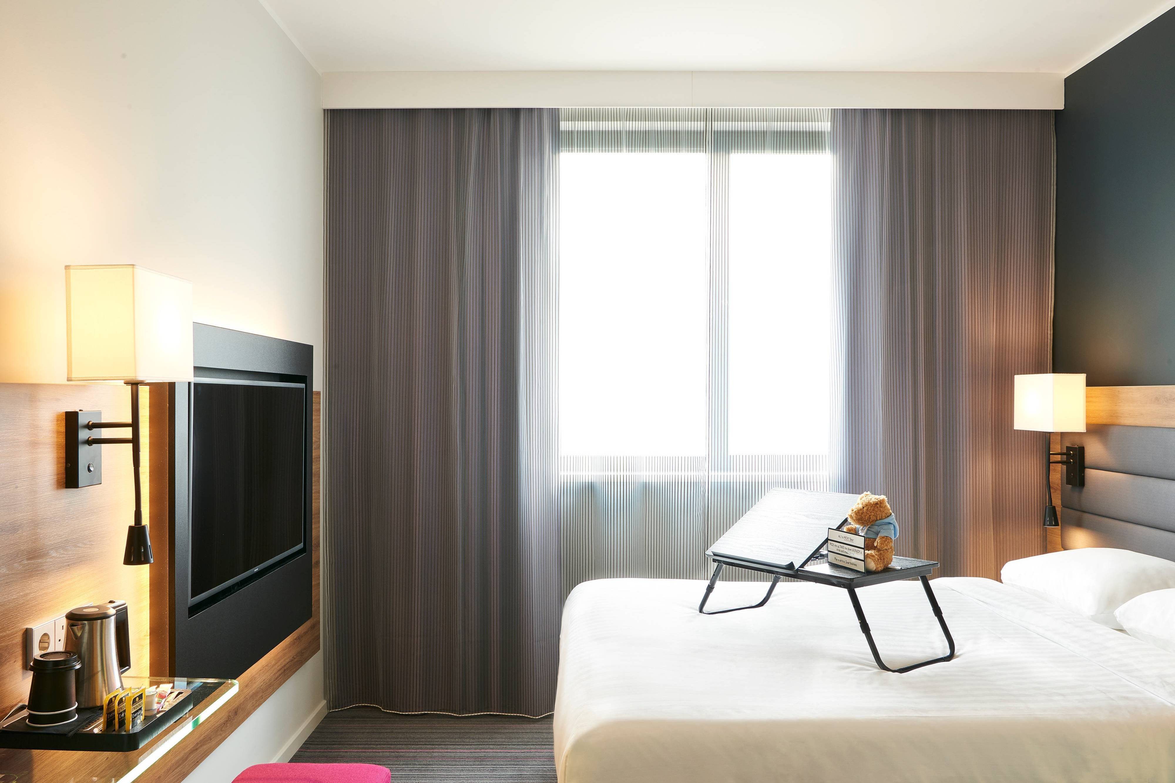 Moxy Edinburgh Airport ,  EH28 8AP near  Edinburgh Airport View Point 18
