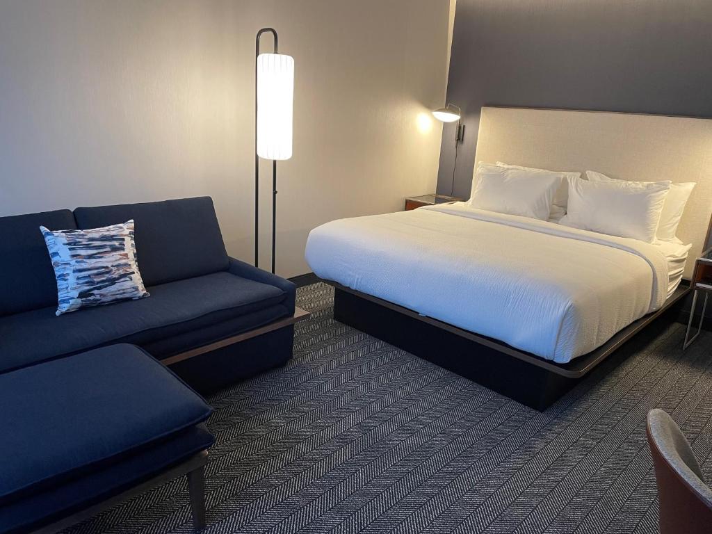 Courtyard Montreal Midtown , QC H3W 3E3 near Montreal-Pierre Elliott Trudeau Int. Airport View Point 2