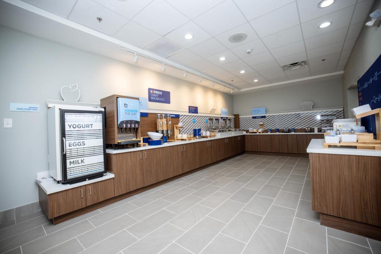 Holiday Inn Express & Suites Tampa Stadium - Airport Area, an IHG Hotel , FL 33607 near Tampa International Airport View Point 12
