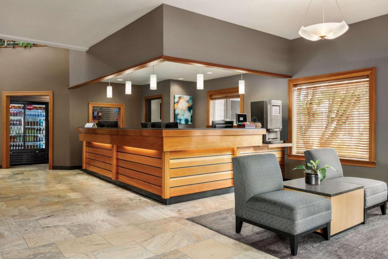 Radisson Hotel Portland Airport , OR 97218 near Portland International Airport View Point 15