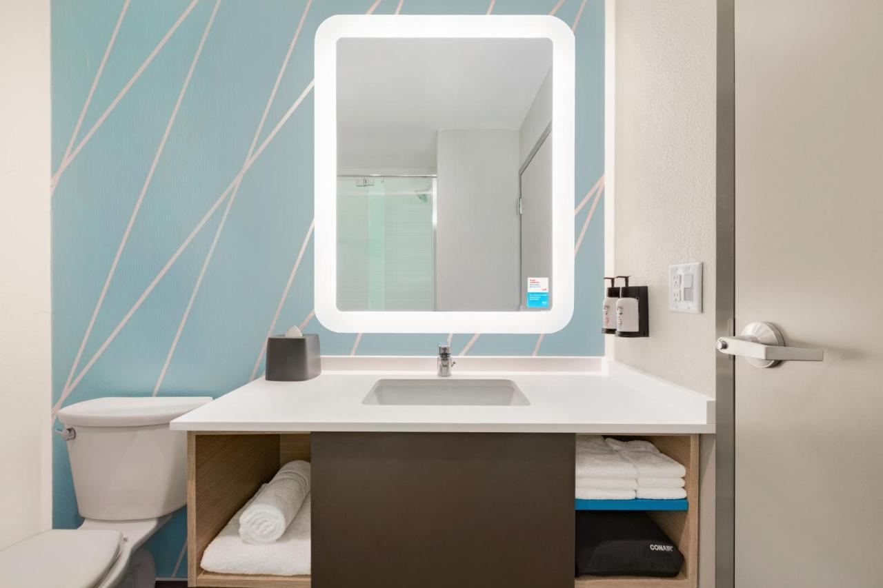 Avid Hotel Cedar Rapids South - Arpt Area, an IHG Hotel , IA 52404 near The Eastern Iowa Airport View Point 17