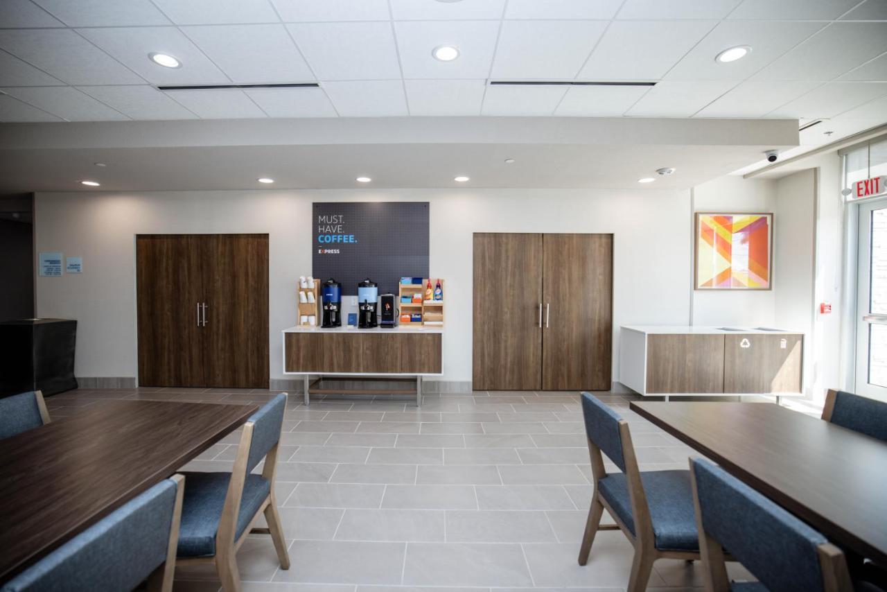 Holiday Inn Express & Suites Tampa Stadium - Airport Area, an IHG Hotel , FL 33607 near Tampa International Airport View Point 6