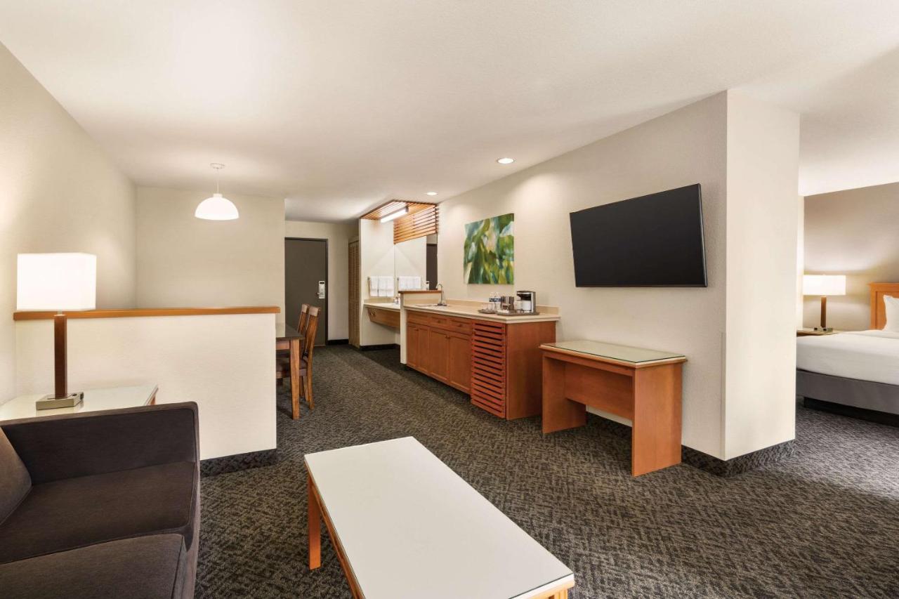 Radisson Hotel Portland Airport , OR 97218 near Portland International Airport View Point 10
