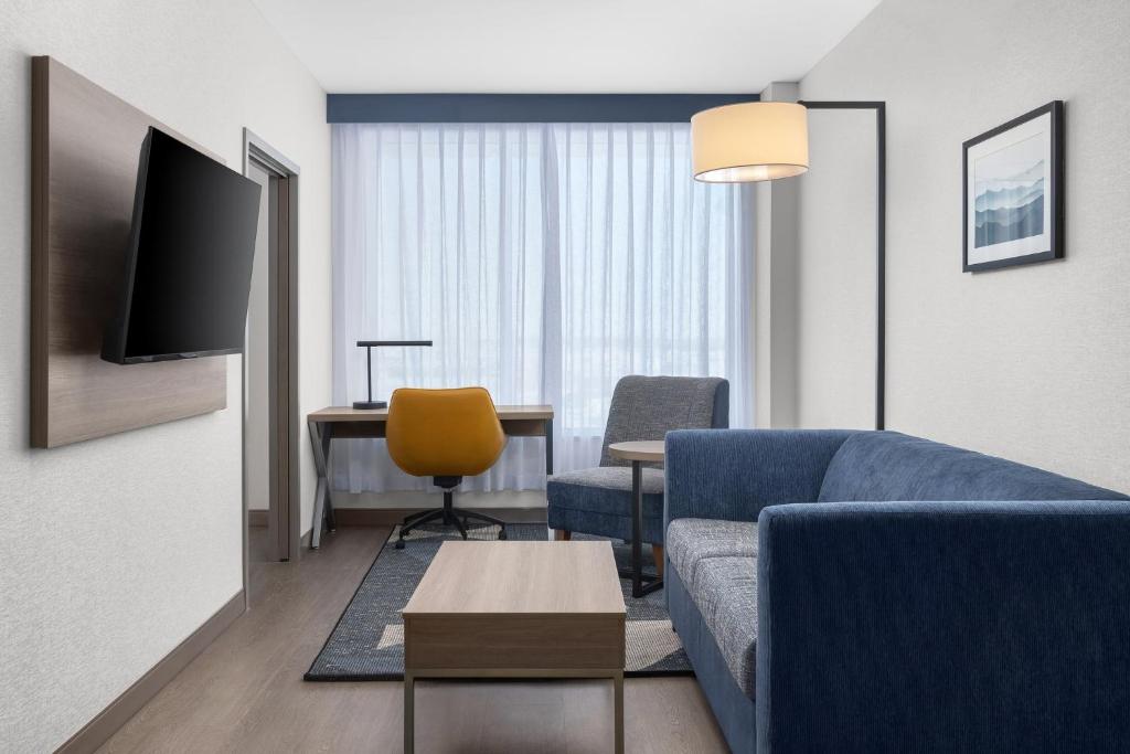 Holiday Inn Express Montreal Airport - St-Laurent by IHG , QC H4S 1C8 near Montreal-Pierre Elliott Trudeau Int. Airport View Point 11