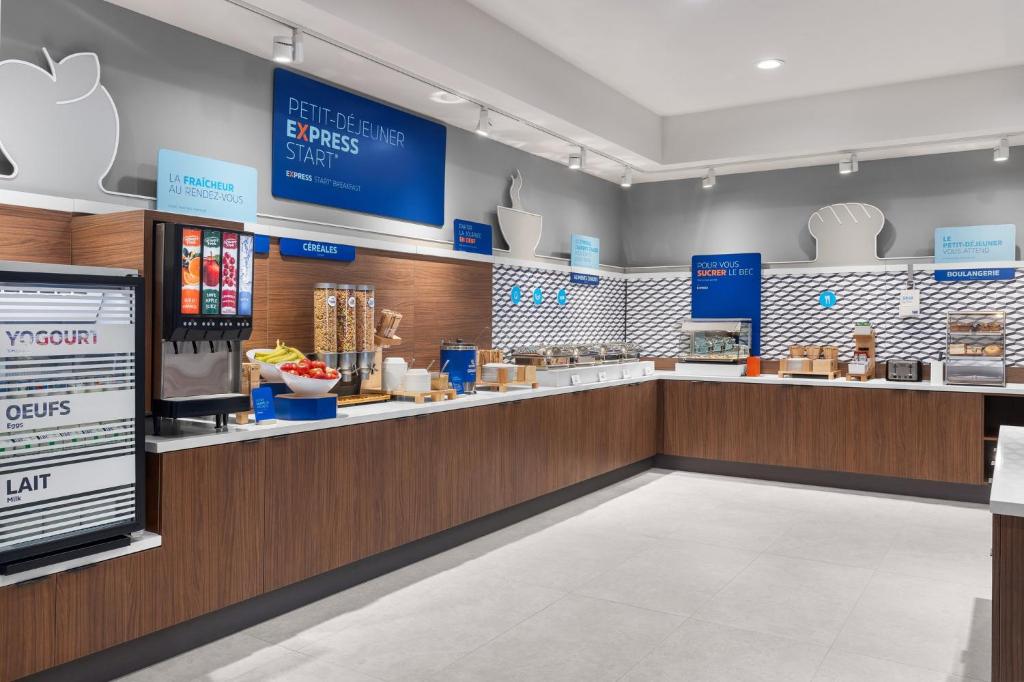 Holiday Inn Express Montreal Airport - St-Laurent by IHG , QC H4S 1C8 near Montreal-Pierre Elliott Trudeau Int. Airport View Point 19