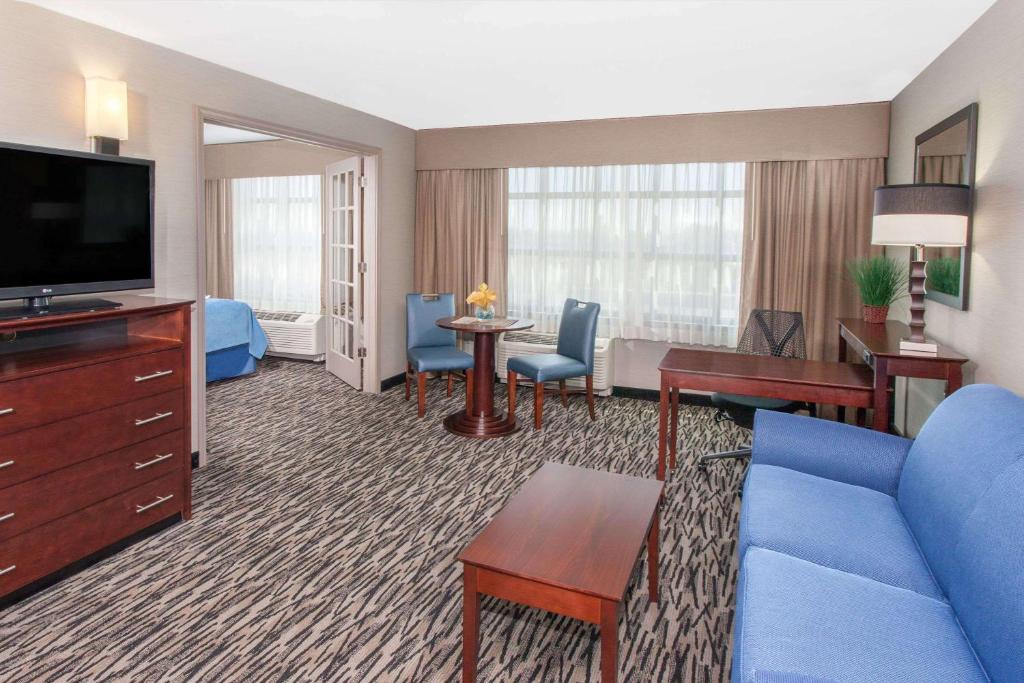 Wyndham Garden Elk Grove Village/O'Hare , IL 60007 near Ohare International Airport View Point 12