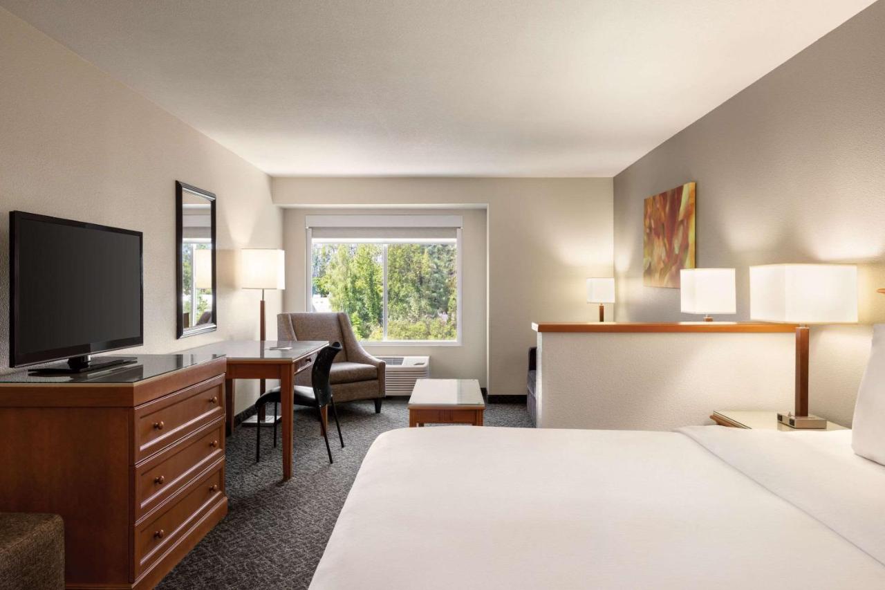 Radisson Hotel Portland Airport , OR 97218 near Portland International Airport View Point 12