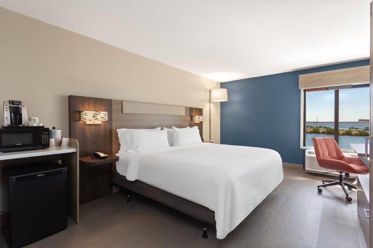 Holiday Inn Express & Suites Tampa/Rocky Point Island , FL 33607 near Tampa International Airport View Point 9