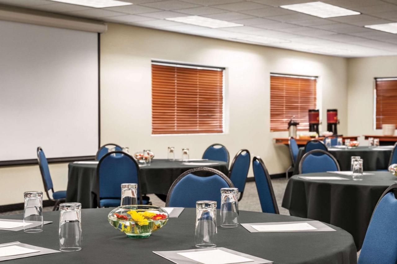 Radisson Hotel Portland Airport , OR 97218 near Portland International Airport View Point 5