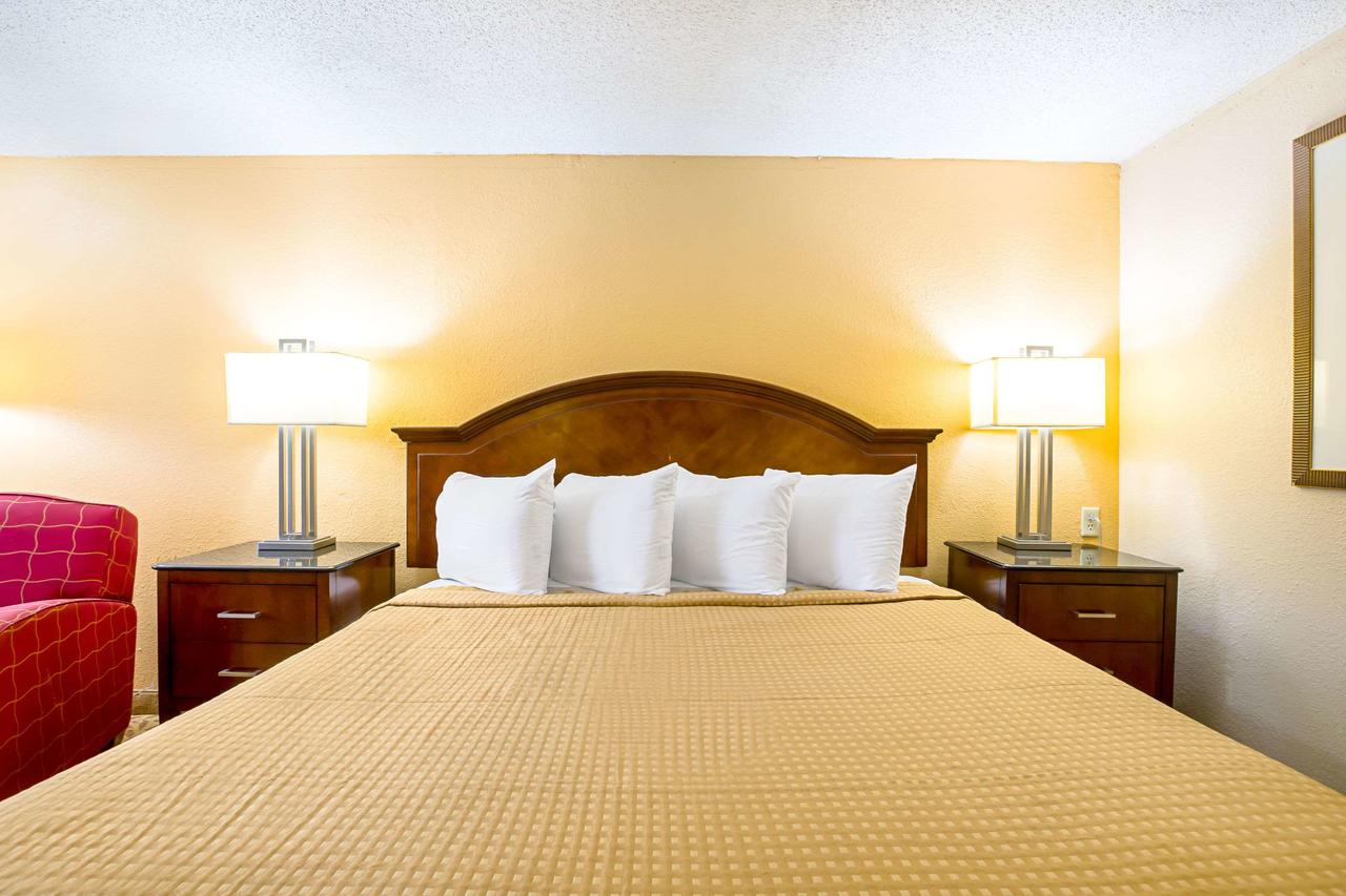 Rodeway Inn Metro Airport , MI 48174 near Detroit Metropolitan Wayne County Airport View Point 9