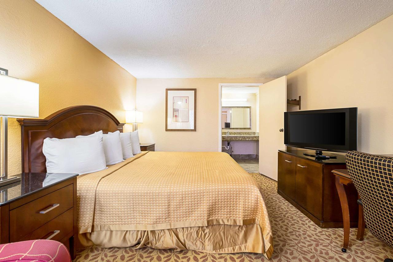 Rodeway Inn Metro Airport , MI 48174 near Detroit Metropolitan Wayne County Airport View Point 6