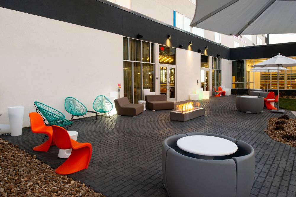 Aloft North Kansas City 6