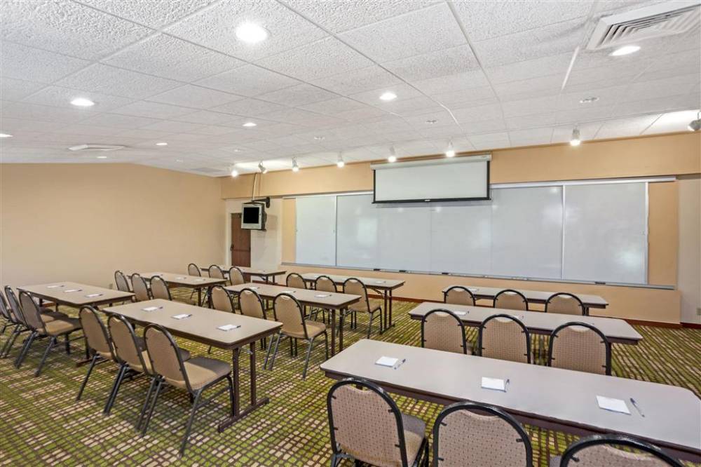 Baymont By Wyndham Louisville Airport South 2