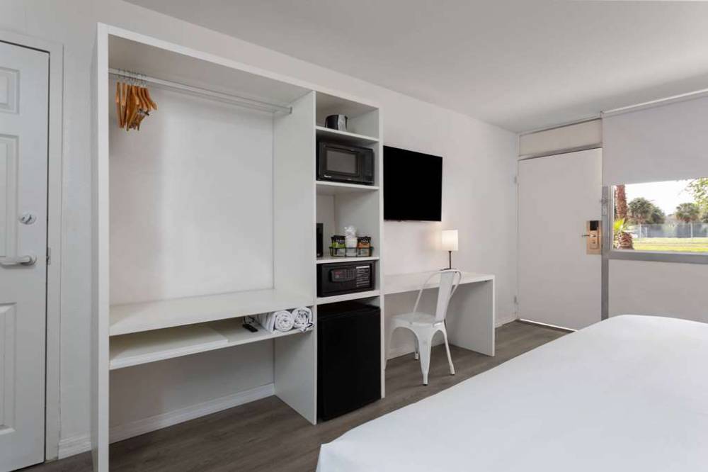 Baymont By Wyndham Orlando North Millenia 8