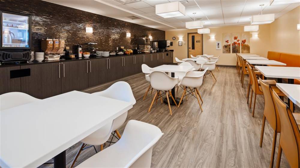 Best Western Plus Airport Inn & Suites 8