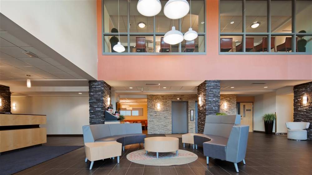 Best Western Plus Airport Inn & Suites 3