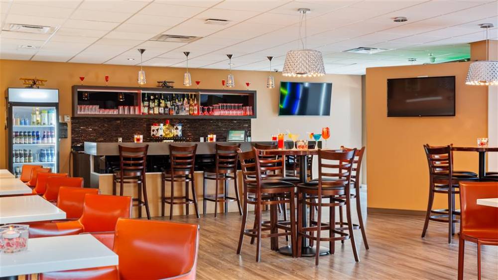 Best Western Plus Airport Inn & Suites 4