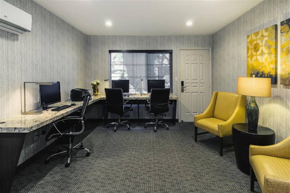 Best Western Plus Carriage Inn 7
