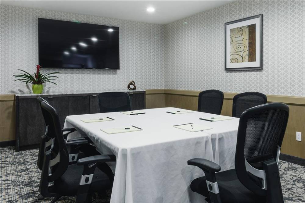 Best Western Plus Carriage Inn 4