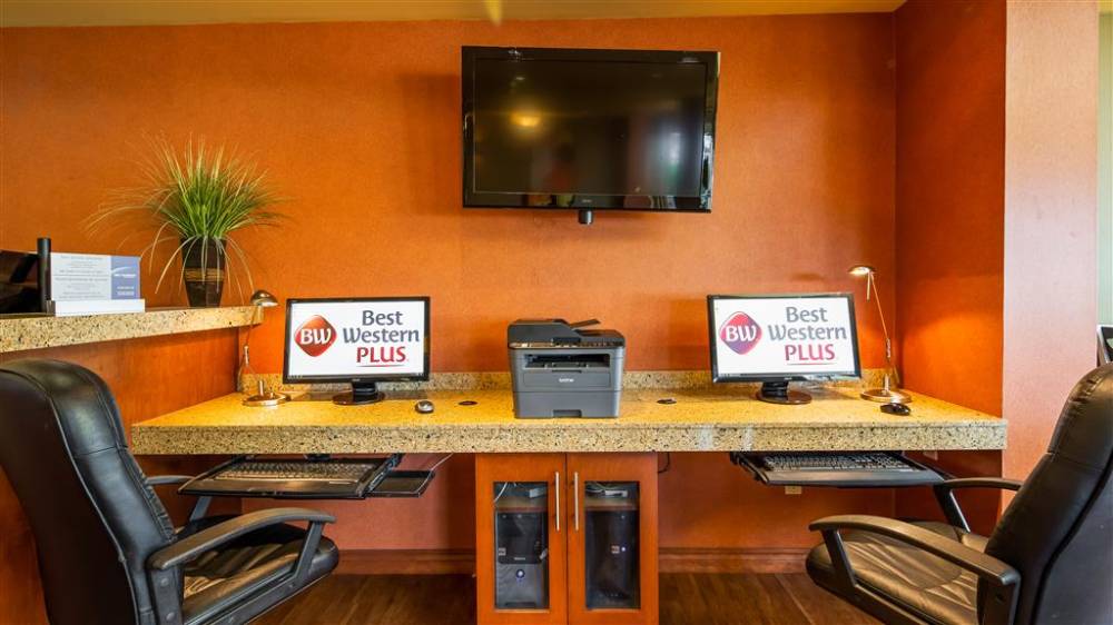 Best Western Plus Emerald Isle Hotel 5