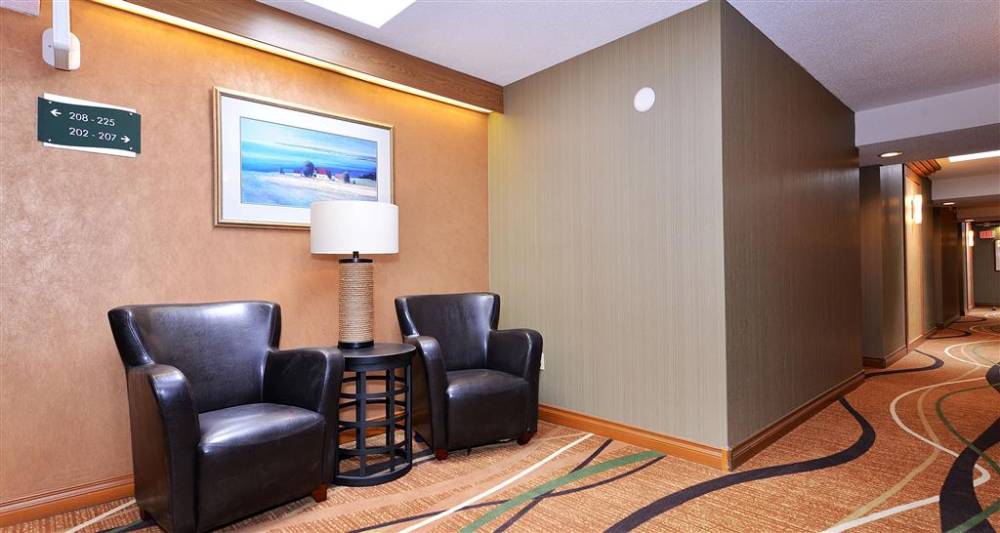 Best Western Plus Emerald Isle Hotel 8