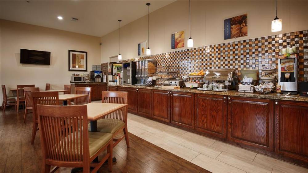Best Western Plus Hobby Airport Inn & Suites 3