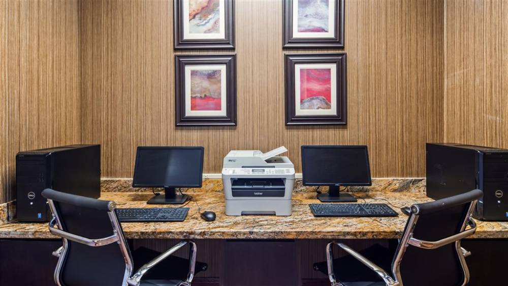 Best Western Plus Hobby Airport Inn & Suites 4