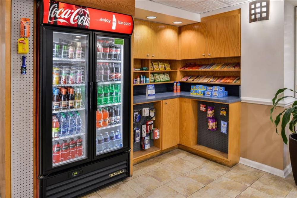 Best Western Plus Holiday Sands Inn & Suites 6