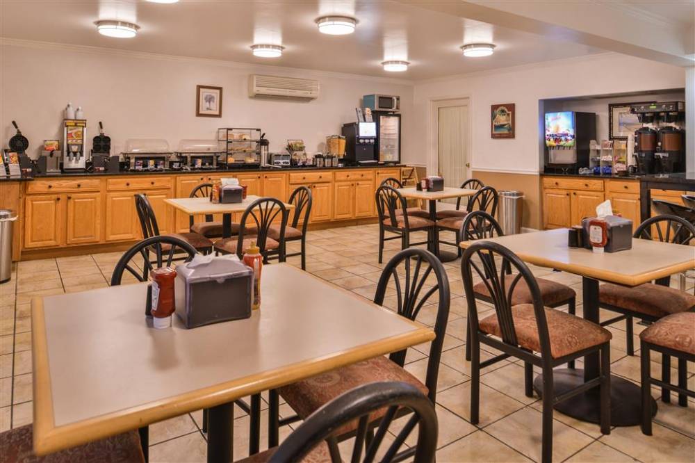 Best Western Plus Holiday Sands Inn & Suites 7