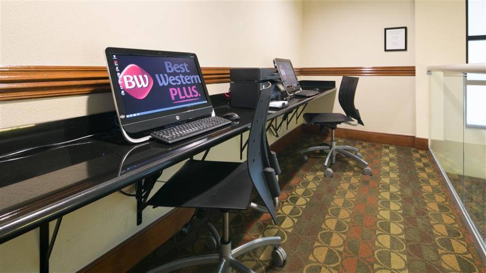Best Western Plus Plaza By The Green 7