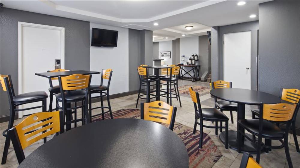 Best Western The Inn At Rochester Airport 4