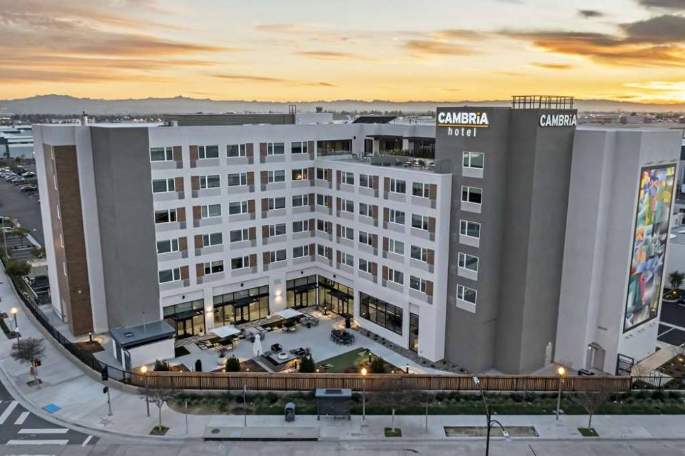 Cambria Hotel Burbank Airport 3