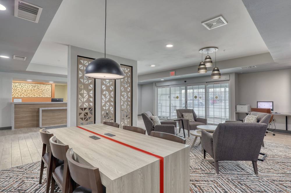 Candlewood Suites Airport 9