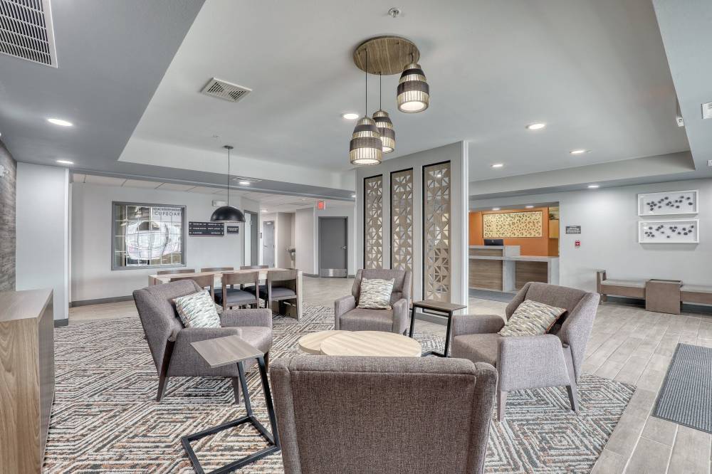 Candlewood Suites Airport 3
