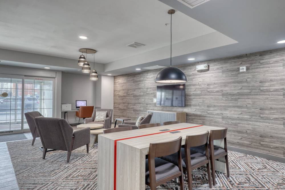 Candlewood Suites Airport 10