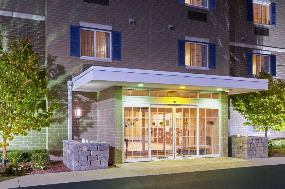 Candlewood Suites Airport 4