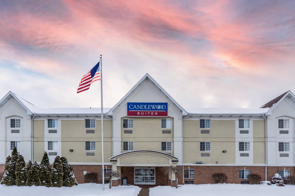 Candlewood Suites Airport 4