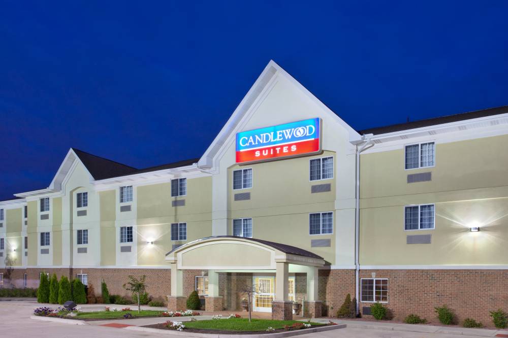 Candlewood Suites Airport 6