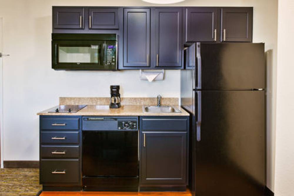 Candlewoods Suites Airport 2